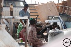 Depuis que les métiers liés à la migration sont proscrits, l'activité économique d'Agadez est à l'arrêt. Les migrants qui arrivent à trouver du travail, comme ceux-ci, sont rares.