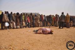 Les organisations humanitaires fournissent de la nourriture et de quoi se laver aux refoulés. Le lendemain, ils seront reconduits jusqu'à leur village d'origine.