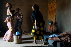 Dans un ghettho en périphérie de la ville, la musique nigérianne bat son plein. Angel, Estelle et Moussa se déhanchent, jouent entre eux et rient aux éclats.