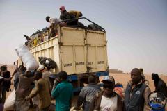 On ne sait pas si l’ordre vient de l’Algérie ou du Niger. Toujours est-il que l’Algérie expulse régulièrement les Nigériens qui se sont installés sur son territoire illégalement. Ils sont reconduits dans de grands camions jusqu’à leur village d’origine. Parmi les premières escales après la traversée du désert: Agadez.