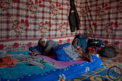 Une jeune femme se repose dans un "ghetto". A Agadez, c'est ainsi qu'on appelle les maisons occupées par des migrants, le temps que leur voyage soit organisé.