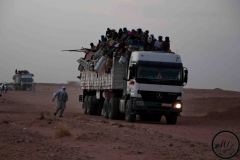 Chaque lundi, des convois sont organisés entre Agadez et la Libye. A la barrière, la police contrôle la nationalité des passagers.