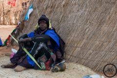 Un danseur attend que ses compagnons soit prêts pour la fête du Bianou, Agadez, 2017.