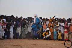 Un Touareg danse le tendé, festival de l'Aïr, Aberbissinat, 2015