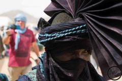 Un photographe capture un danseur au festival de l'Aïr, Iférouane, 2019.