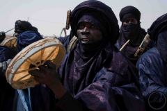 Un percussioniste joue du bianou au au festival de l'Aïr, Iférouane, 2019.