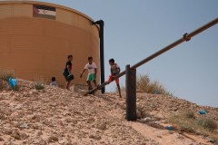 Des enfants jouent sur le réservoir d’eau du camp de Smara.