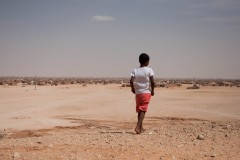 Un enfant joue aux abords du camp de Smara.