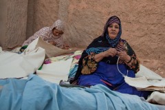 Ces femmes construisent une tente pour leur nièce vivant dans les territoires libérés. La semaine dernière, sa mère a été mordue par un serpent et n’a pas pu être sauvée faute de secours immédiats. Ce genre d’accident arrive fréquemment dans les territoires libérés. La nièce va venir s’installer dans le camp de Smara la semaine prochaine.