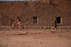 Des enfants jouent dans le camp de Boujdour.