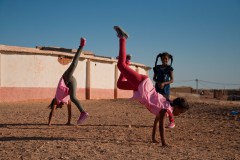 Des élèves jouent pendant les heures consacrées au sport à l’école Martyr Mustafa Mohammed Ahmed, dans le camp de Smara.