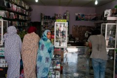 Des commerces se sont développés dans les camps. Ce magasin propose des chaines hifis, des Smartphones, des batteries, des shampoings, des parfums, des câbles et même des manettes de PS3. Les gérants se fournissent à Tindouf.