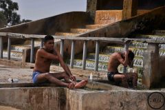 Des hommes se lavent à une source d'eau chaude dans le désert, 2012.