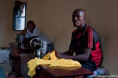 A Goudoumaria, Oumar Sanda, ancien militant de Boko Haram, apprend les rudiments d’un nouveau métier : tailleur.