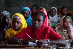 De jeunes filles étudient au camp de Sayam Forage. Les jeunes étudiantes sont une cible privilégiée de Boko Haram.