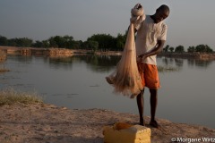 « On nous a interdit d'aller au fond de la mare. Les militaires patrouillent là-bas. Mais c'est là que sont les gros poissons » explique Boulou Ousmane en triant ses filets de pêche.