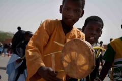 Des enfants jouent du bianou à Agadez, 2017.