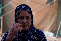 Safia a 80 ans. Lorsque le Maroc et la Mauritanie ont envahi le Sahara occidental en 1975, elle a fui les bombes jusqu’en Algérie. Safia a des mains d’hommes. « Quand nous sommes arrivées, les femmes ont dû construire les maisons, les écoles, les centres de santé. Nous avons appris aux femmes à enseigner, à lire et à écrire ainsi qu’à donner les premiers secours aux hommes qui rentraient du front », explique-t-elle.