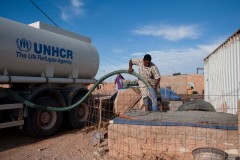 L’UNHCR distribue des réserves d’eaux aux quartiers. Chacun dispose normalement de 12 litres par jour, mais il arrive souvent qu’il y ait des pénuries et que les Sahraouis doivent aller s’approvisionner dans d’autres quartiers.