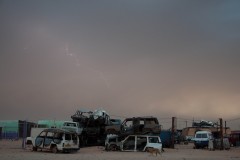 Carcasses de voitures en bordure du camp de Smara, avant une tempête de sable.